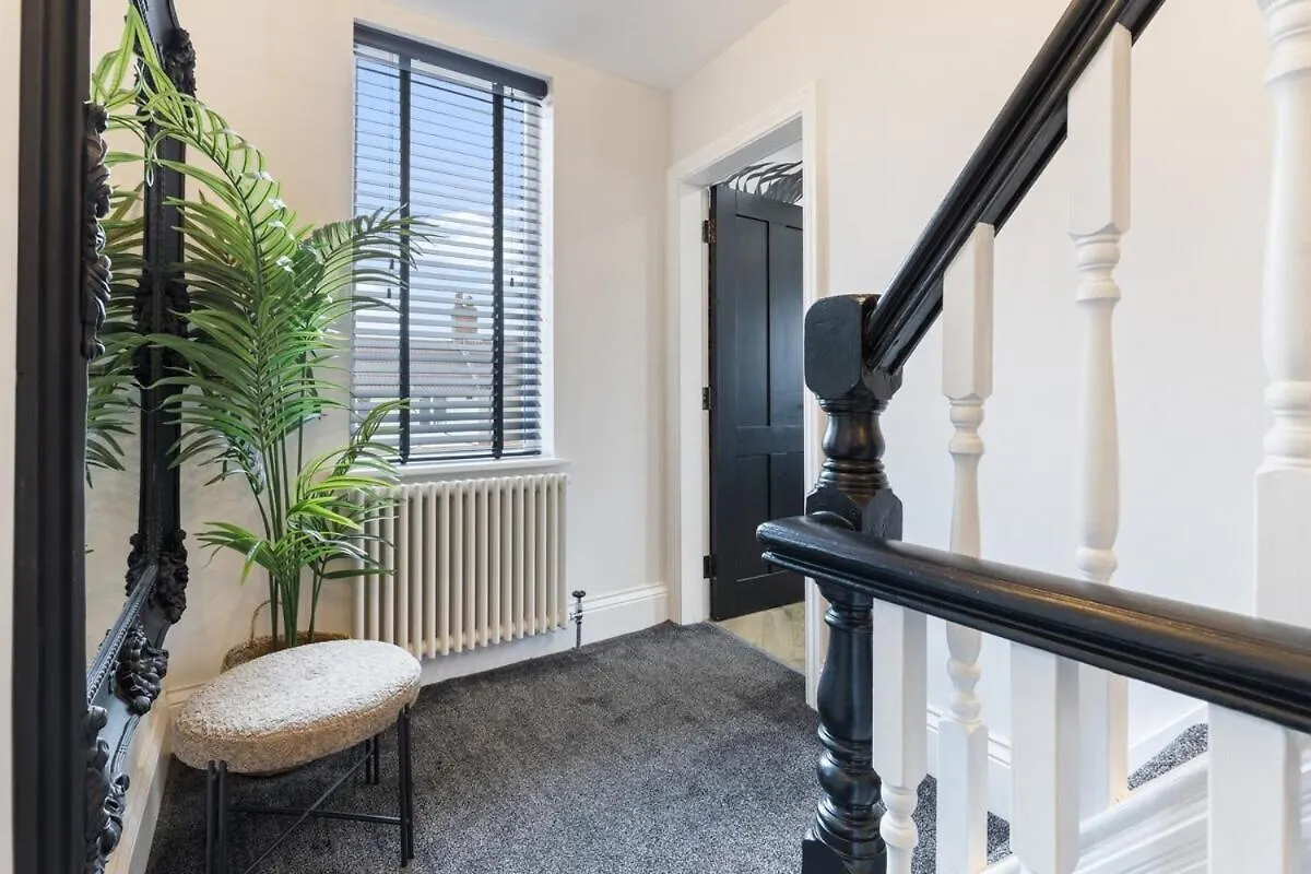 3A Roman View, Beautifully Appointed Apartment In Roundhay, Sleeps Up To 6, Bedrooms With En Suite Bathrooms, Ev Charging Лидс